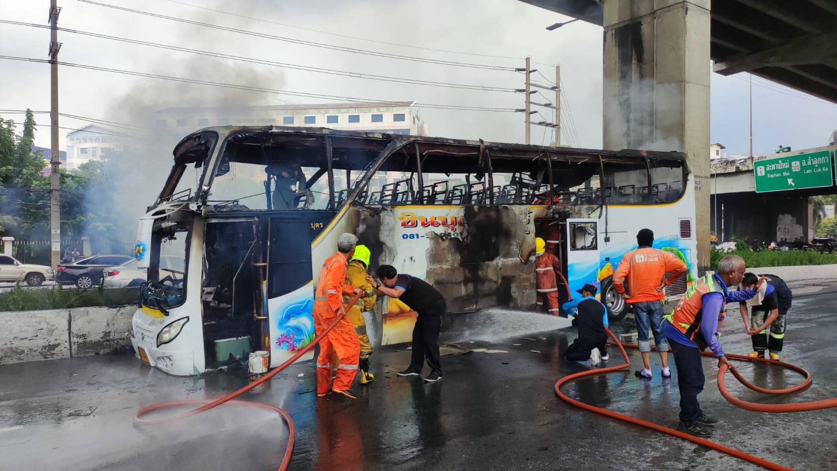 22 de elevi sunt dați dispăruți după ce autobuzul în care se aflau a luat foc, în Thailanda. Zece persoane erau carbonizate în autovehicul | VIDEO
