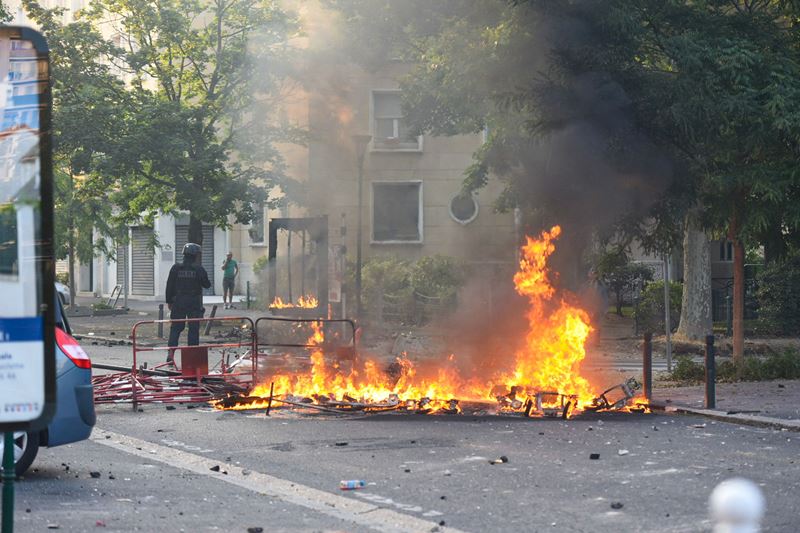 Proteste violente în Franța după ce poliția a împușcat mortal un adolescent de 17 ani care a refuzat să oprească în trafic