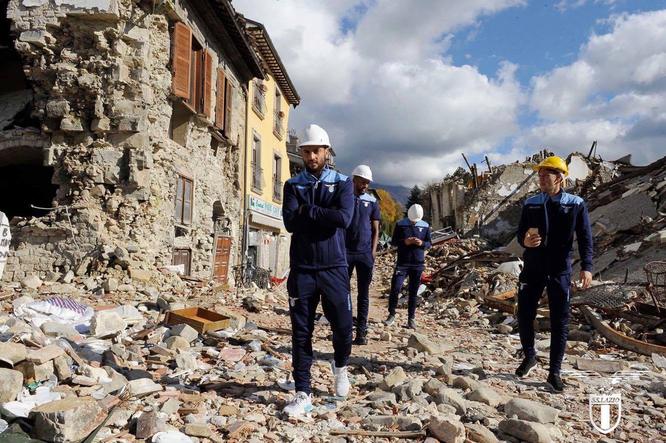 Ștefan Radu și colegii de la Lazio au mers să vadă dezastrul de la Amatrice. Patronul Lotito a copilărit acolo | GALERIE FOTO