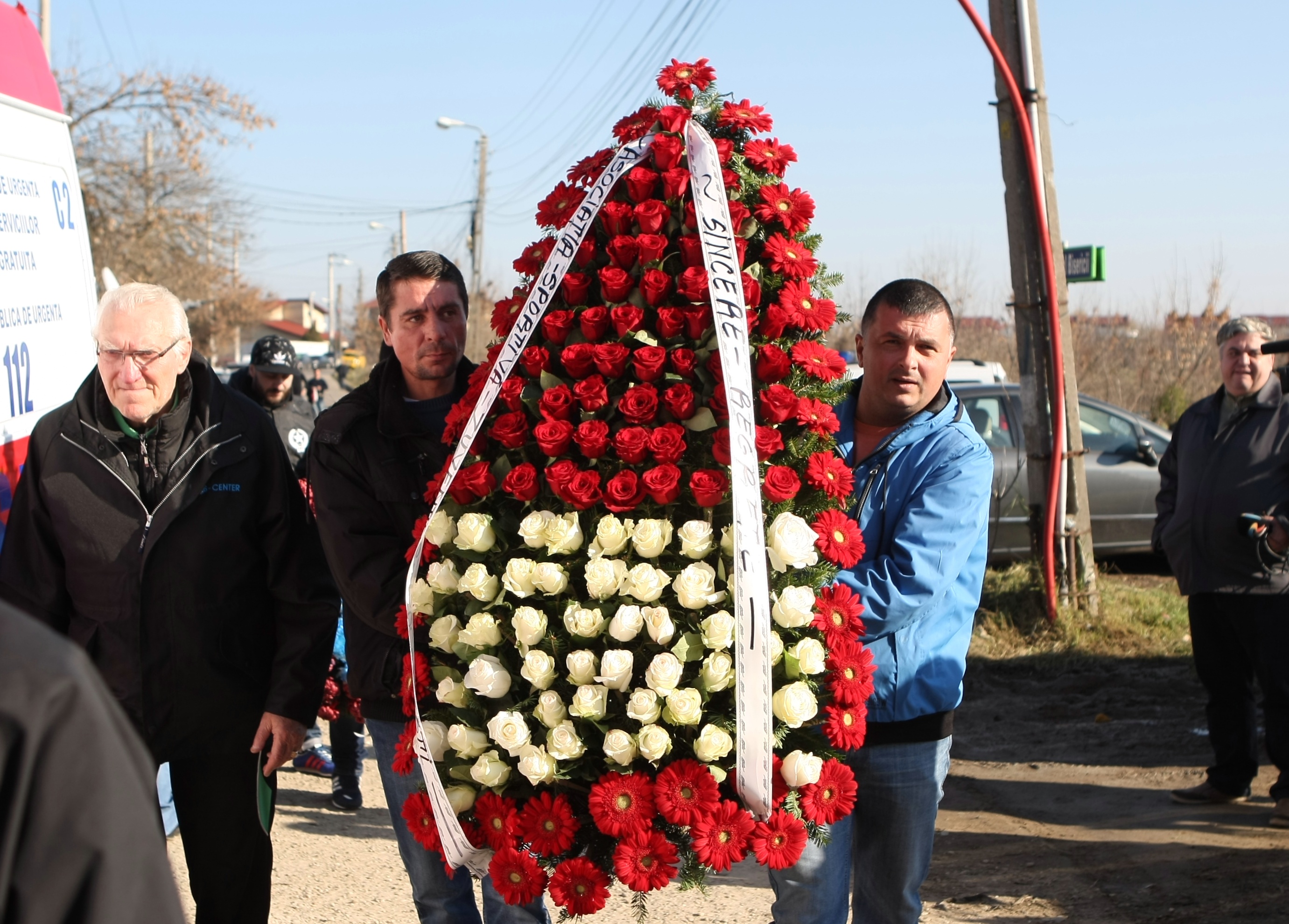 Daniel Prodan a fost înmormântat, azi, la cimitirul Sf. Ilie din Voluntari. Promisiune în lacrimi făcută de Gică Popescu: ”Îți vom îndeplini visul” | GALERIE FOTO