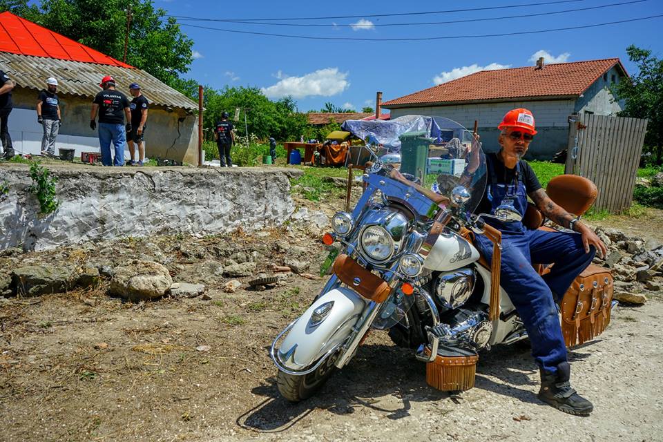 Lasă motorul pentru lopată, roabă și mistrie! Cristi Hrubaru repară casele copiilor abandonați din Tulcea