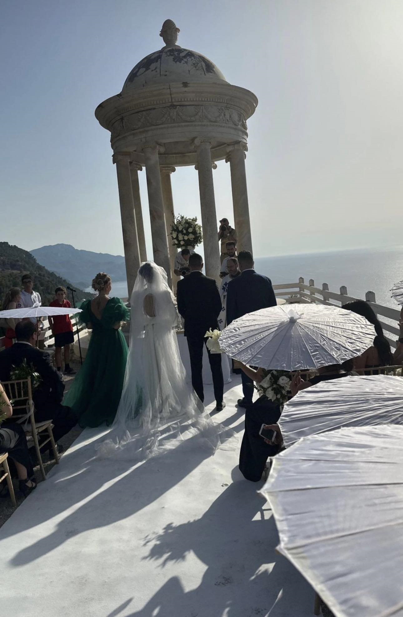 Ana Maria Barnoschi s-a căsătorit religios în Palma de Mallorca. Cum au arătat cele trei rochii de mireasă, dar și decorurile de ceremonie