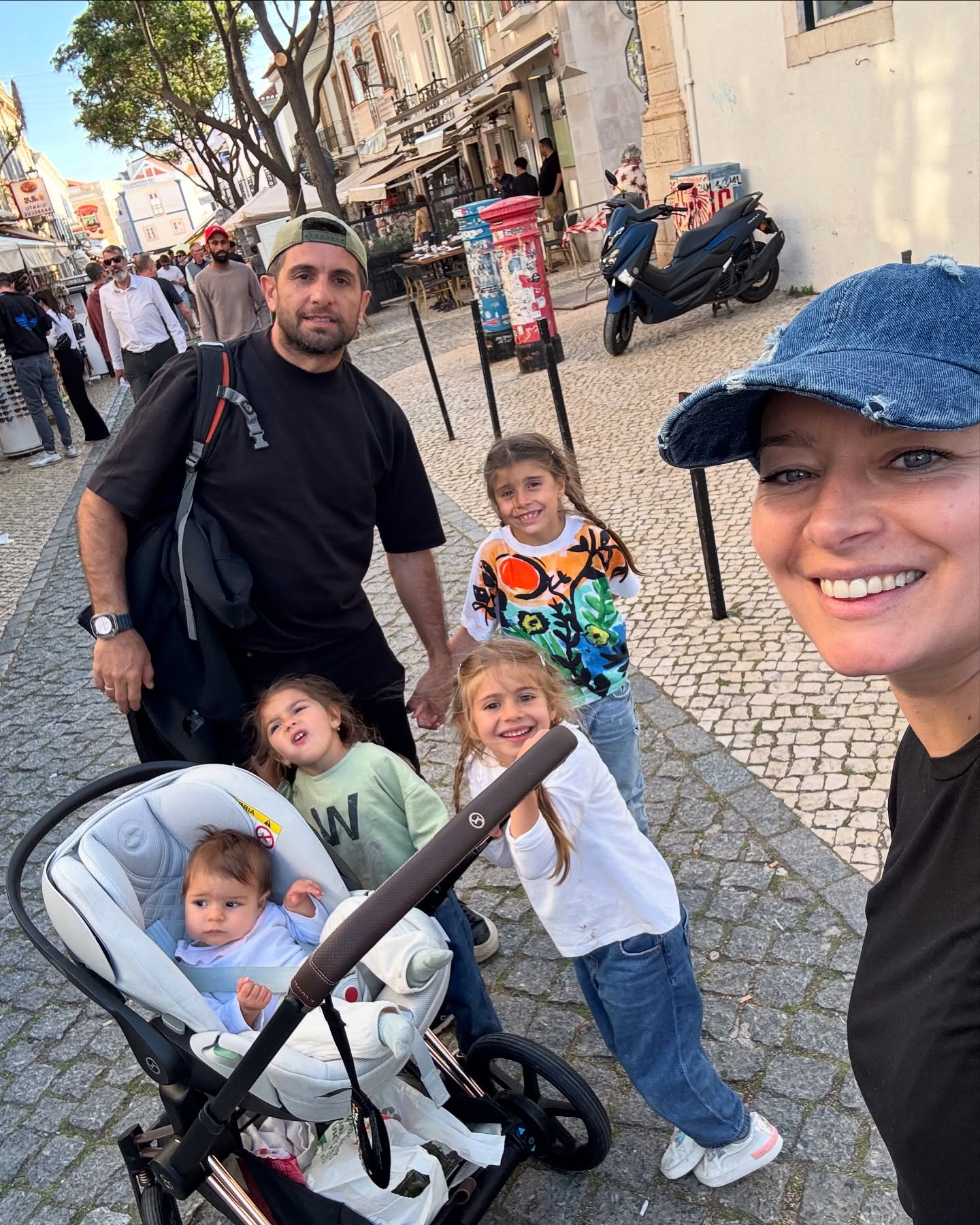Lecția de viață pe care Laura Cosoi o oferă celor patru fete ale sale. „Oare mama și tata o să se despartă?”