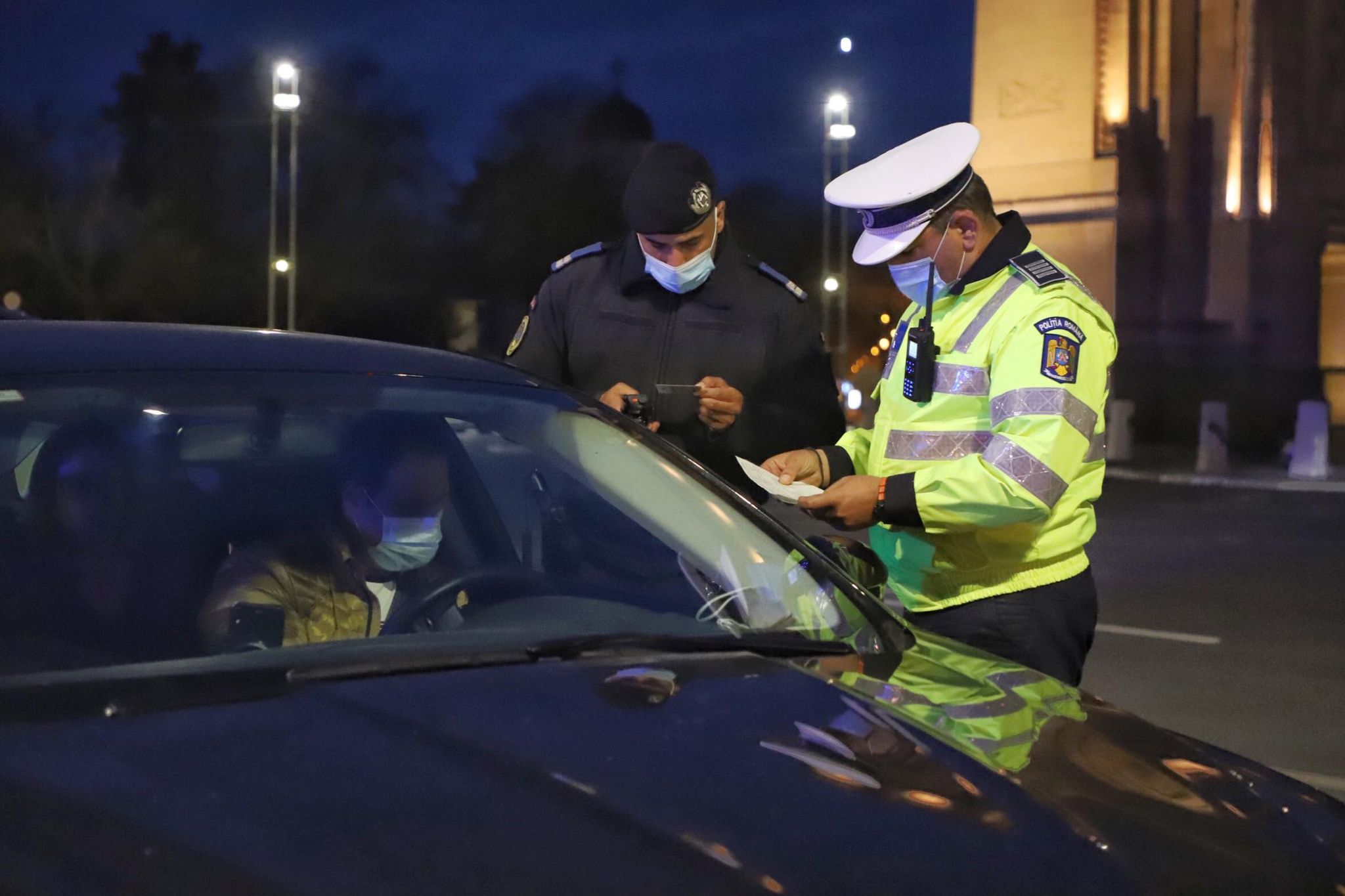 Zeci de filtre în București, în prima zi cu noile restricții. Circulația, restrânsă de la ora 20.00, în weekend