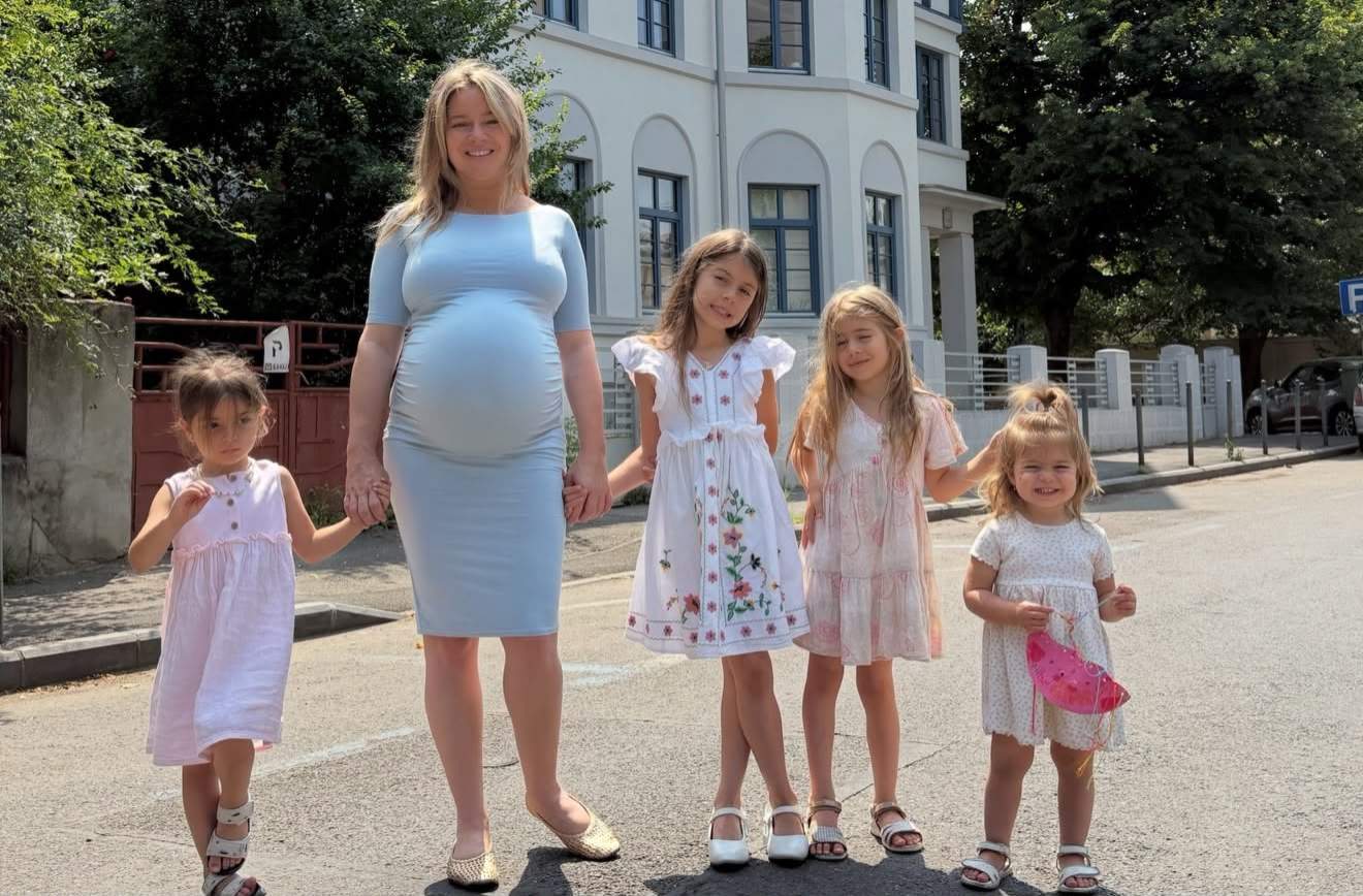 Imagine emoționantă cu Laura Cosoi și Nina, cea de-a cincea fetiță a vedetei. Familia se pregătește de botez. „Iubire”