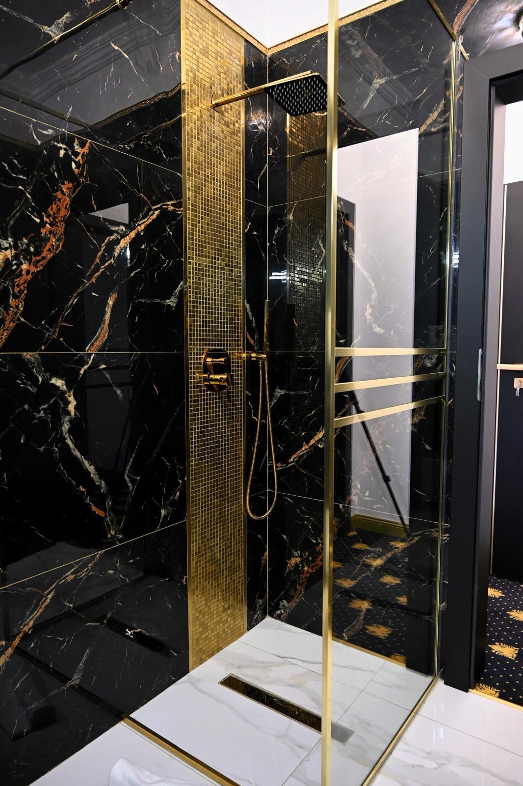 Imagini cu vila lui Florin Salam transformată în hotel. Doar liftul a costat câteva zeci de mii de euro