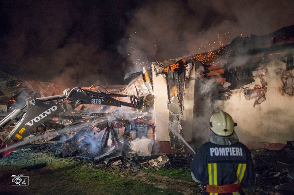 FOTO | O biserică din județul Suceava a ars din temelii