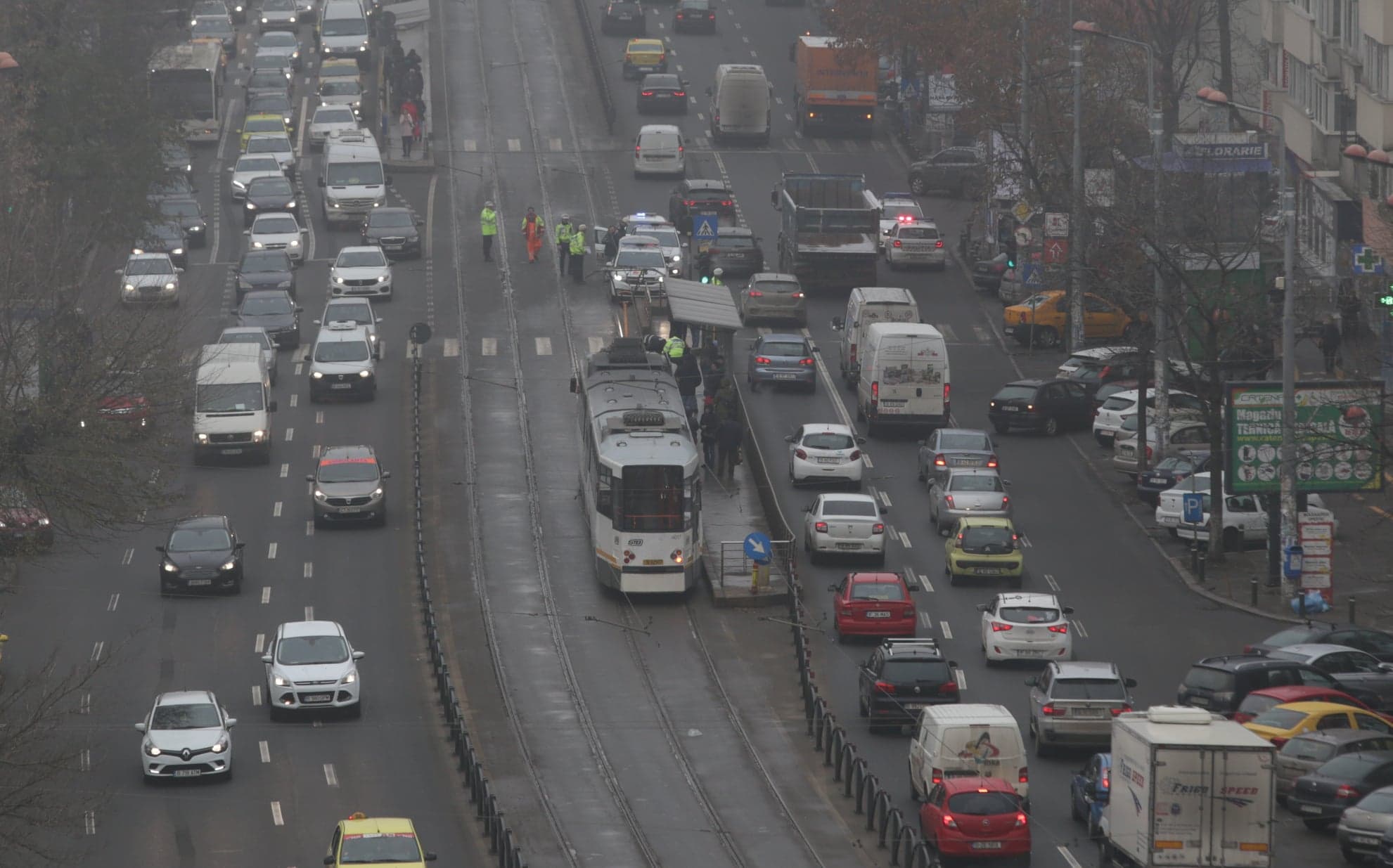 UPDATE: Pieton lovit de un șofer care circula pe linia de tramvai pe șoseaua Ștefan cel Mare. Circulația tramvaielor a fost reluată