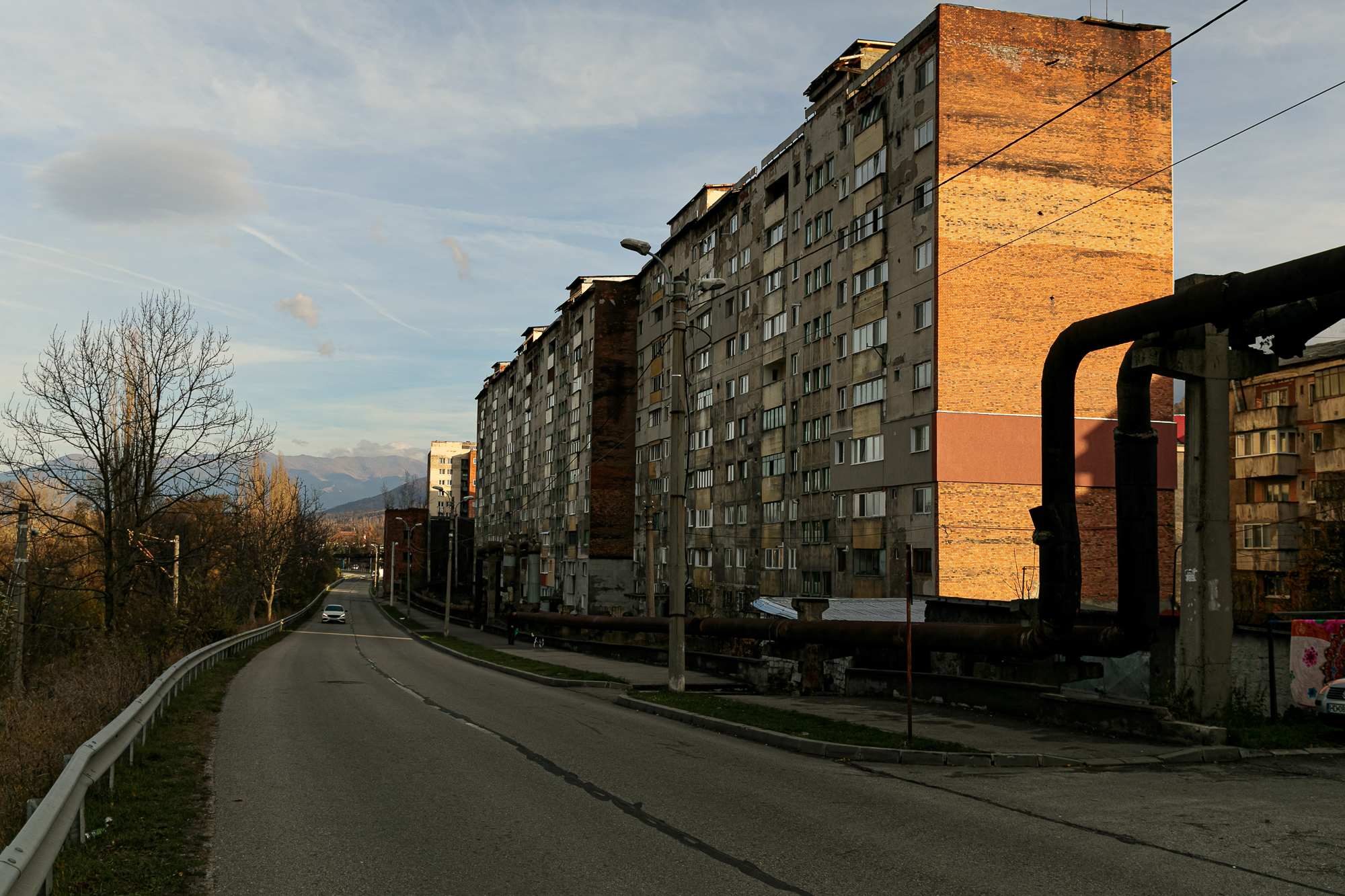 Reportaj în Valea Resemnării | Oamenii din Valea Jiului pun în urnă votul, nu și speranța lor de mai bine. ”Suntem în ruină, dar încercăm să rămânem oameni”