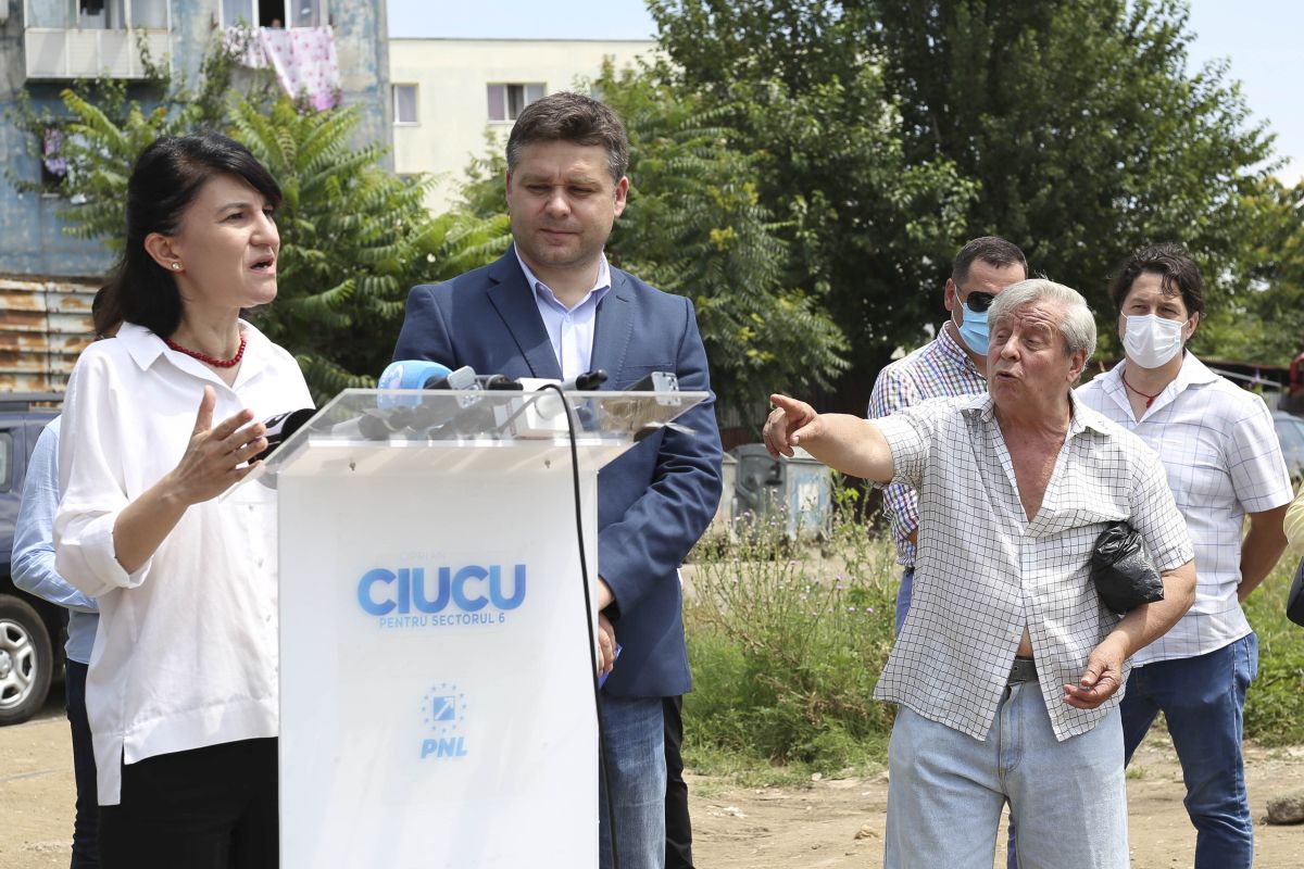Scandal la o conferință PNL în București. Ministrul muncii, întreruptă de un bărbat: “Mărește-mi pensia!”. Liberalii acuză PSD că se folosește de pensionari