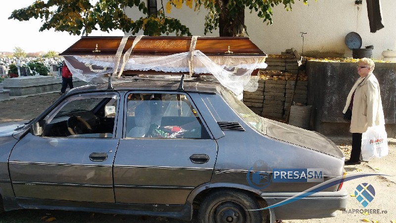 Un bărbat a transportat cadavrul fratelui cu mașina prin Satu Mare. Sicriul putea să cadă în orice moment