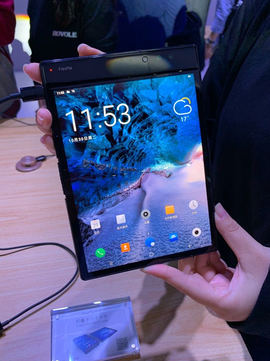Chinezii au lansat primul smarphone cu ecran pliabil. Cum arată dispozitivul care poate fi și telefon și tabletă