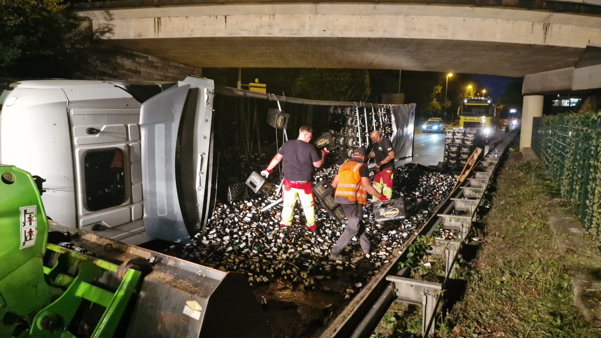 Un șofer român de TIR a închis timp de 20 de ore o șosea germană abia deschisă după ce fusese dezamorsată o bombă