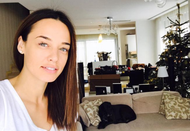 Imagini din casa în care locuiește Andreea Raicu. Vila vedetei este o adevărată comoară