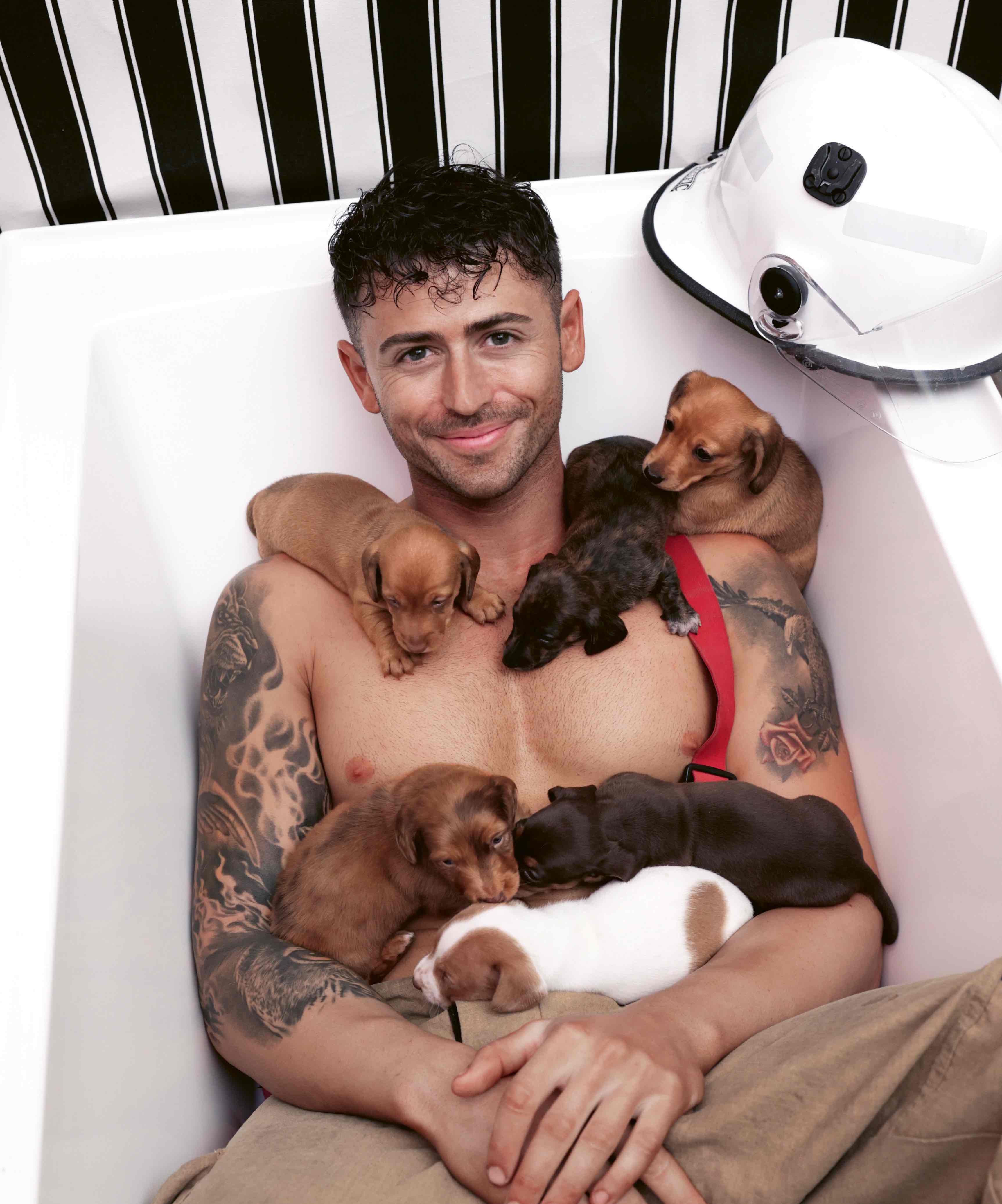 Pompieri cu brand. Salvatorii australieni au pozat în scopuri nobile, banii merg la organizații ce protejează animalele și la copiii bolnavi de cancer