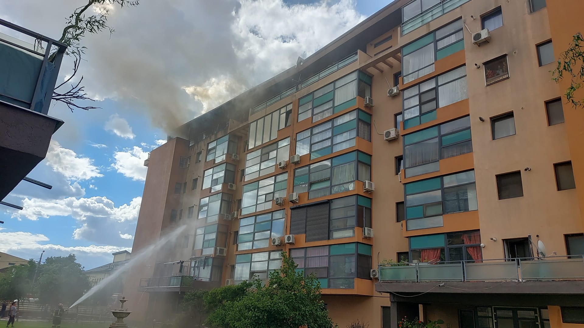 Incendiu puternic la un bloc din Voluntari. Intervin mai multe echipaje de pompieri