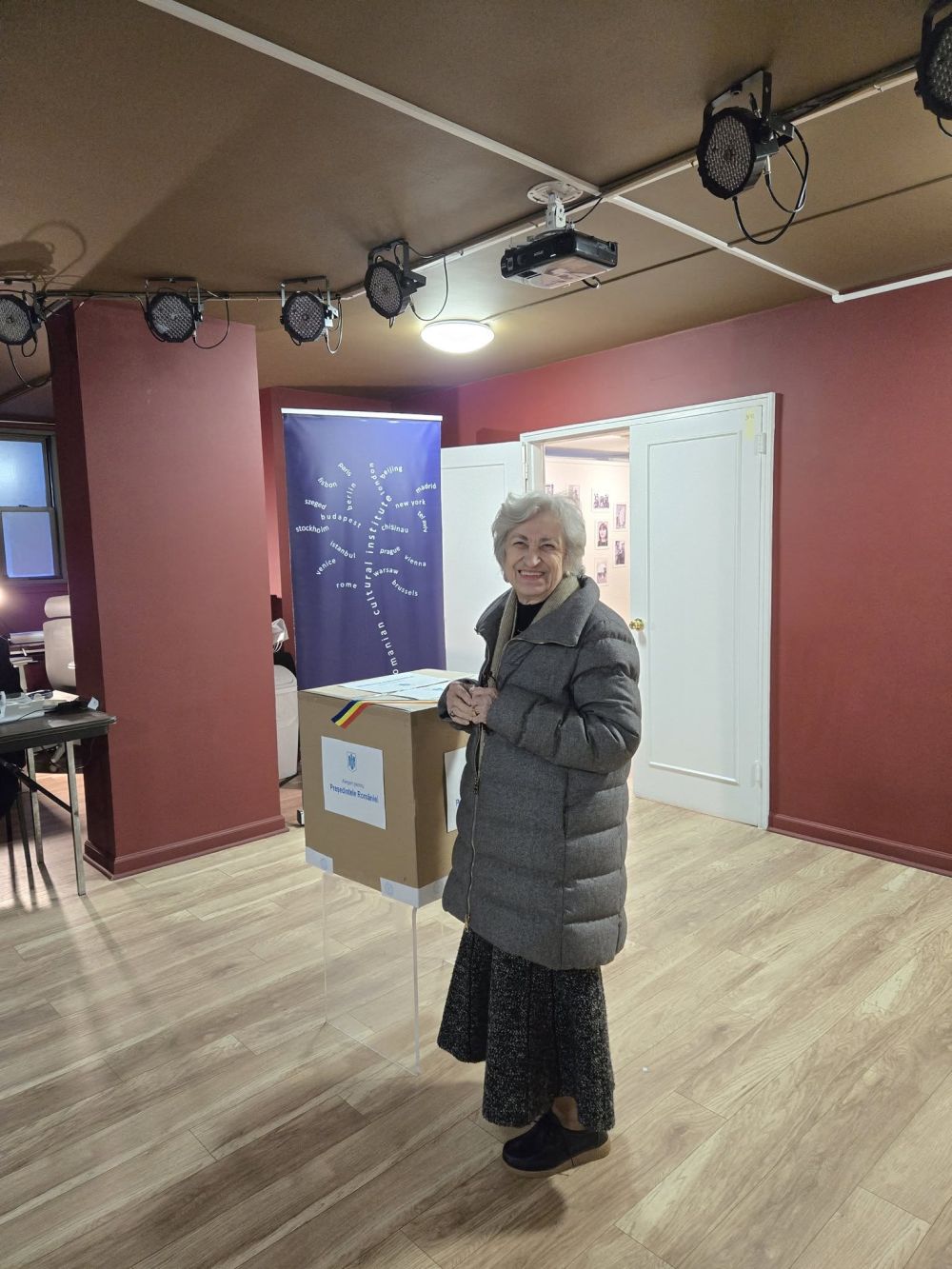 Imagini cu românii care au votat în diaspora la alegerile prezidențiale. Cel mai vârstnic alegător are 100 de ani