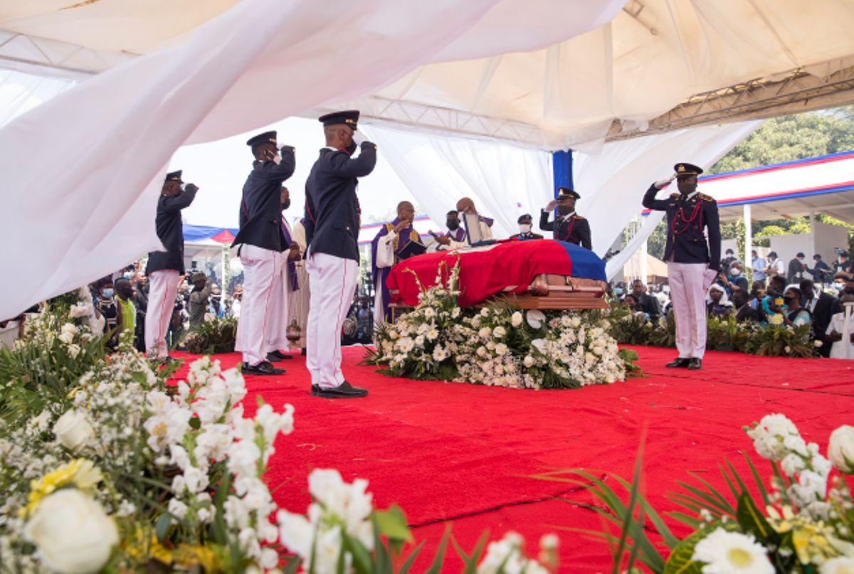 Focuri de armă și gaze lacrimogene la funeraliile președintelui haitian asasinat, Jovenel Moise