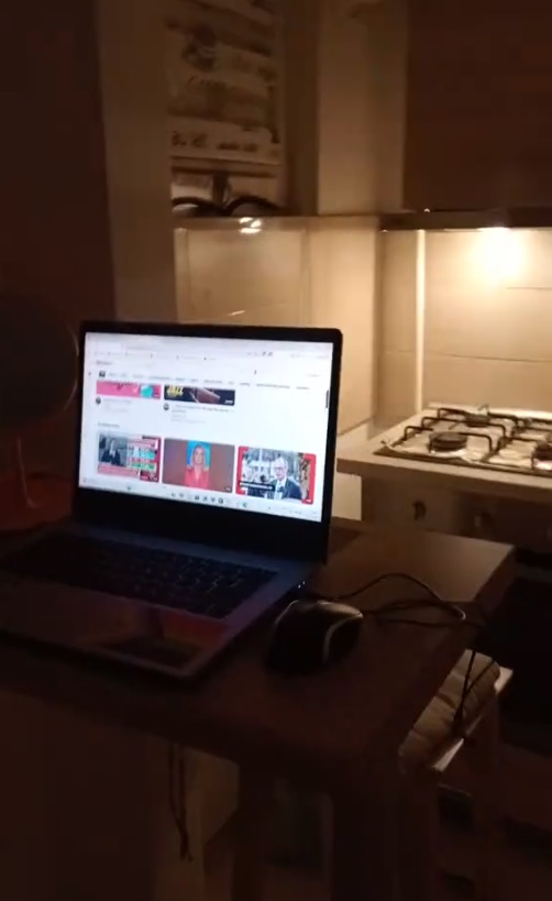 Imagini din garsoniera în care locuiește David Pușcaș. Cum reușește să plătească chiria, deși nu are un loc de muncă: „Cu hazul și talentul meu unic”