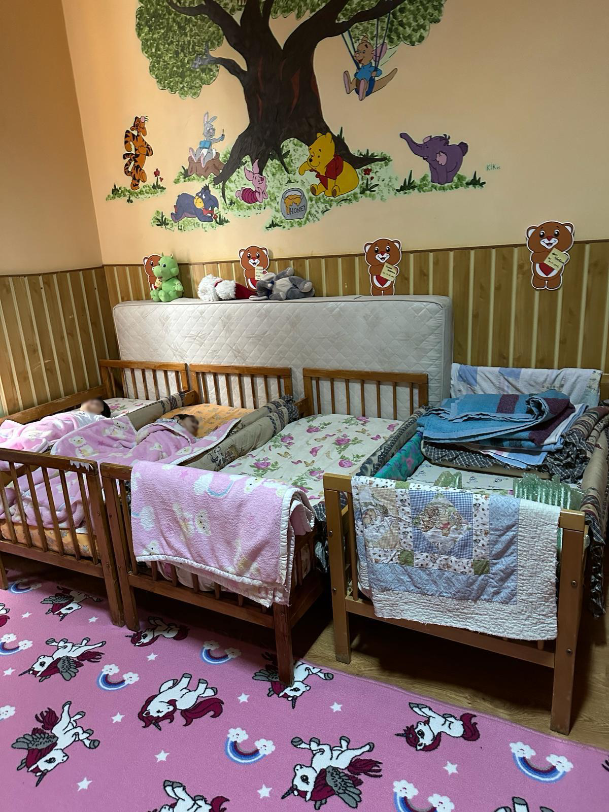 Imagini greu de privit din centrele unde copiii cu dizabilități erau ținuți încuiați cu zăvoare, ca să nu iasă din camere, în Mureș