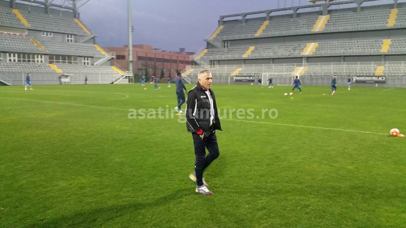 Vicecampioana ASA și-a prezentat vedetele: Adi Mutu și George Țucudean. ^Deși admite că e praf fizic, Mutu își faultează rivalii / GALERIE FOTO