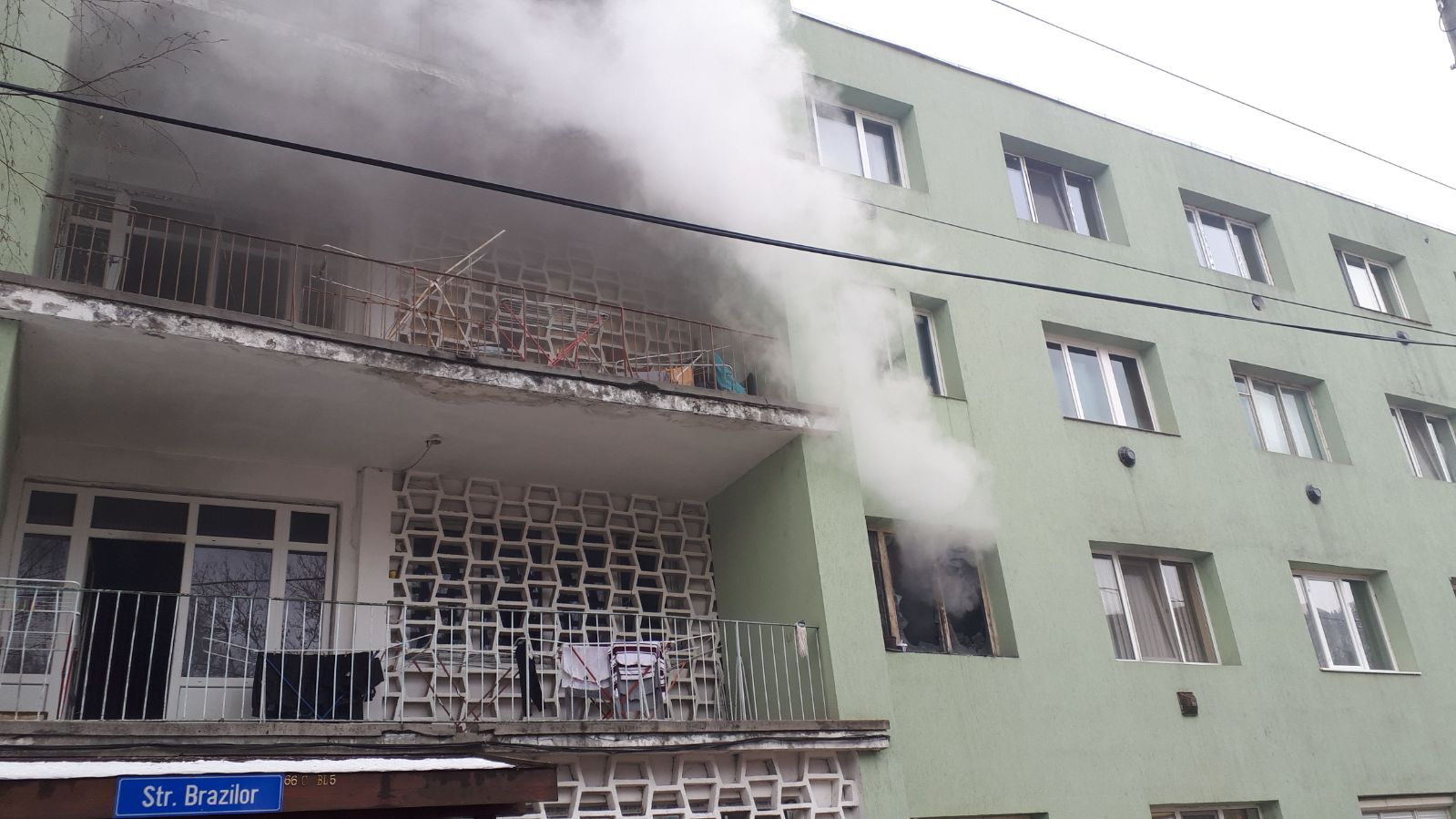 UPDATE. Incendiu în Brașov, la o garsonieră. Trei persoane au fost rănite