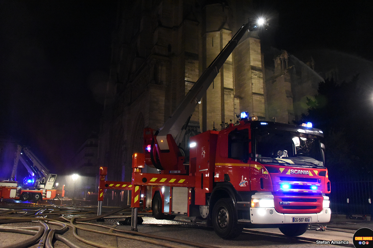 Incendiul de la Notre Dame, prin ochii unui voluntar român care i-a însoțit toată noaptea pe pompierii francezi: ”Oameni căzuți în genunchi se rugau, alții erau stană de piatră, cu fețele scăldate în lacrimi”