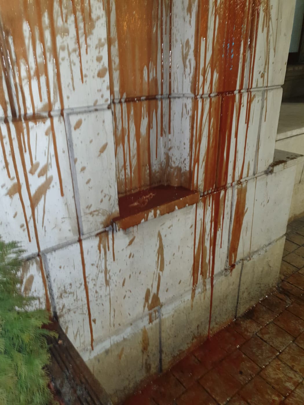 FOTO | Protestatarii au aruncat cu ketchup pe pereții Ministerului Justiției