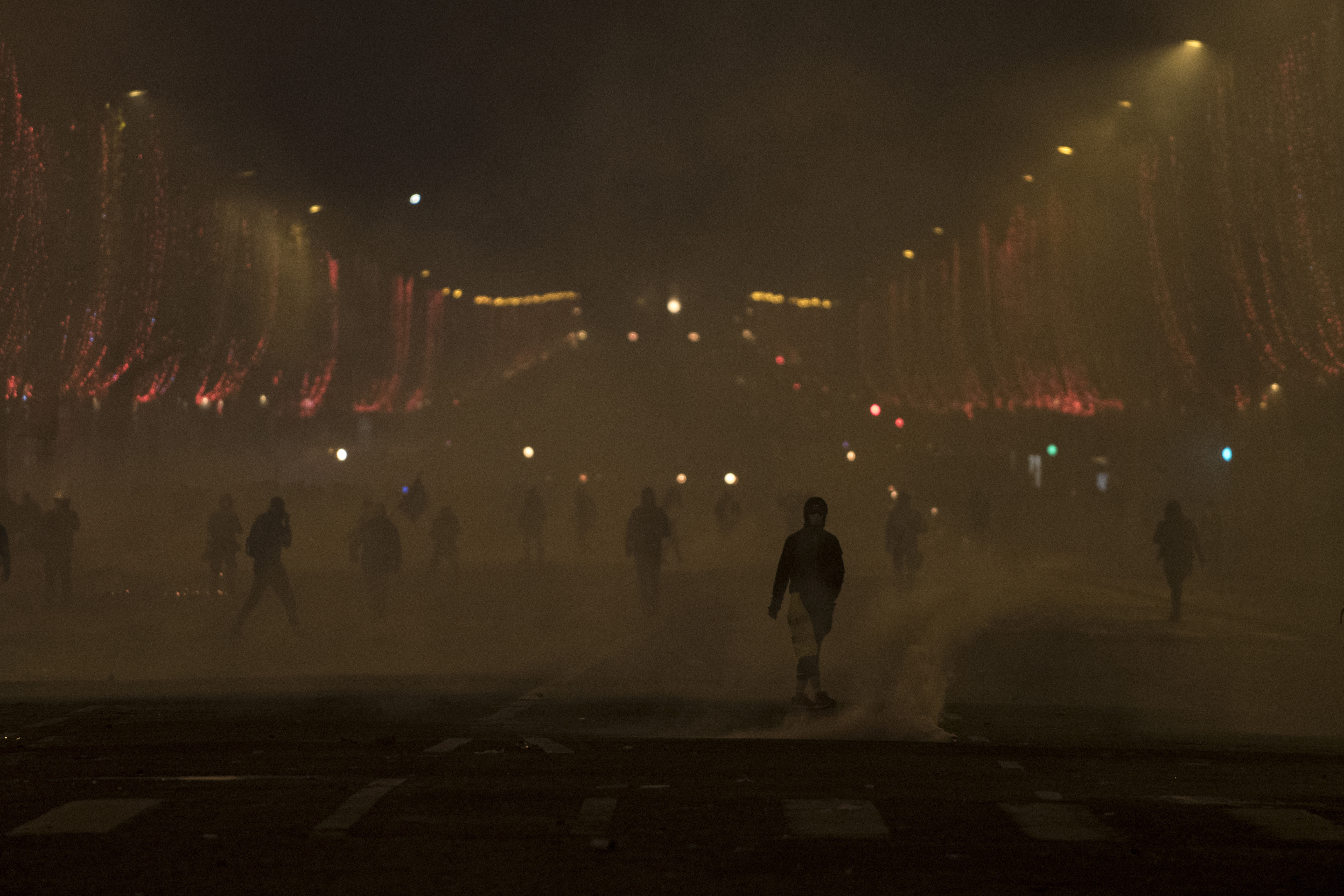 FOTO&VIDEO / Zi de foc în Franța! Violențe și confruntări, soldate cu aproximativ 1.400 de persoane reținute