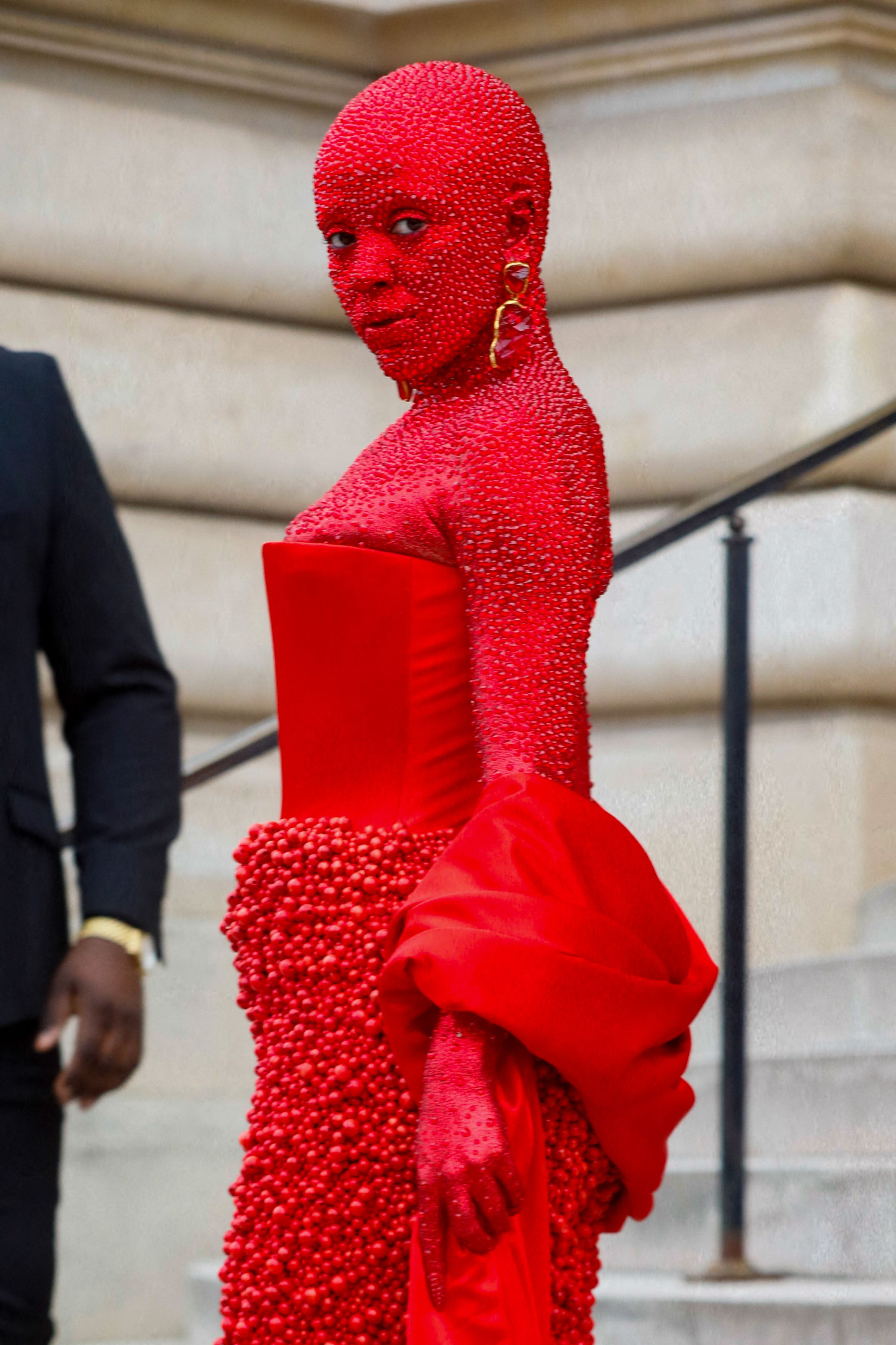 Doja Cat, apariție controversată la Paris Fashion Week. Și-a acoperit corpul cu peste 30.000 de cristale Swarovski