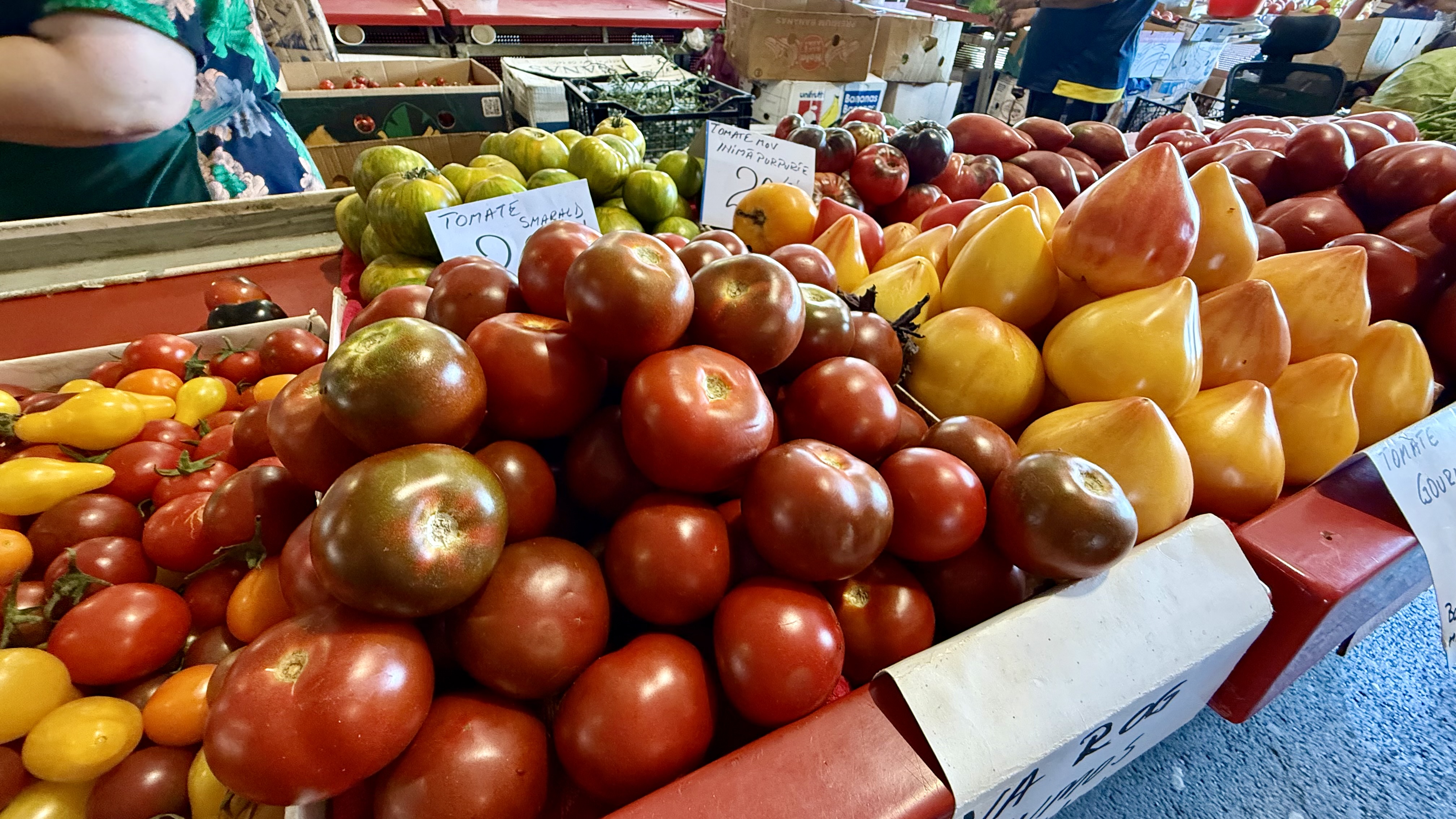 Toată lumea se oprește la această tarabă cu roșii din Piața Obor. Cât costă kilogramul de roșii negre, galbene și portocalii
