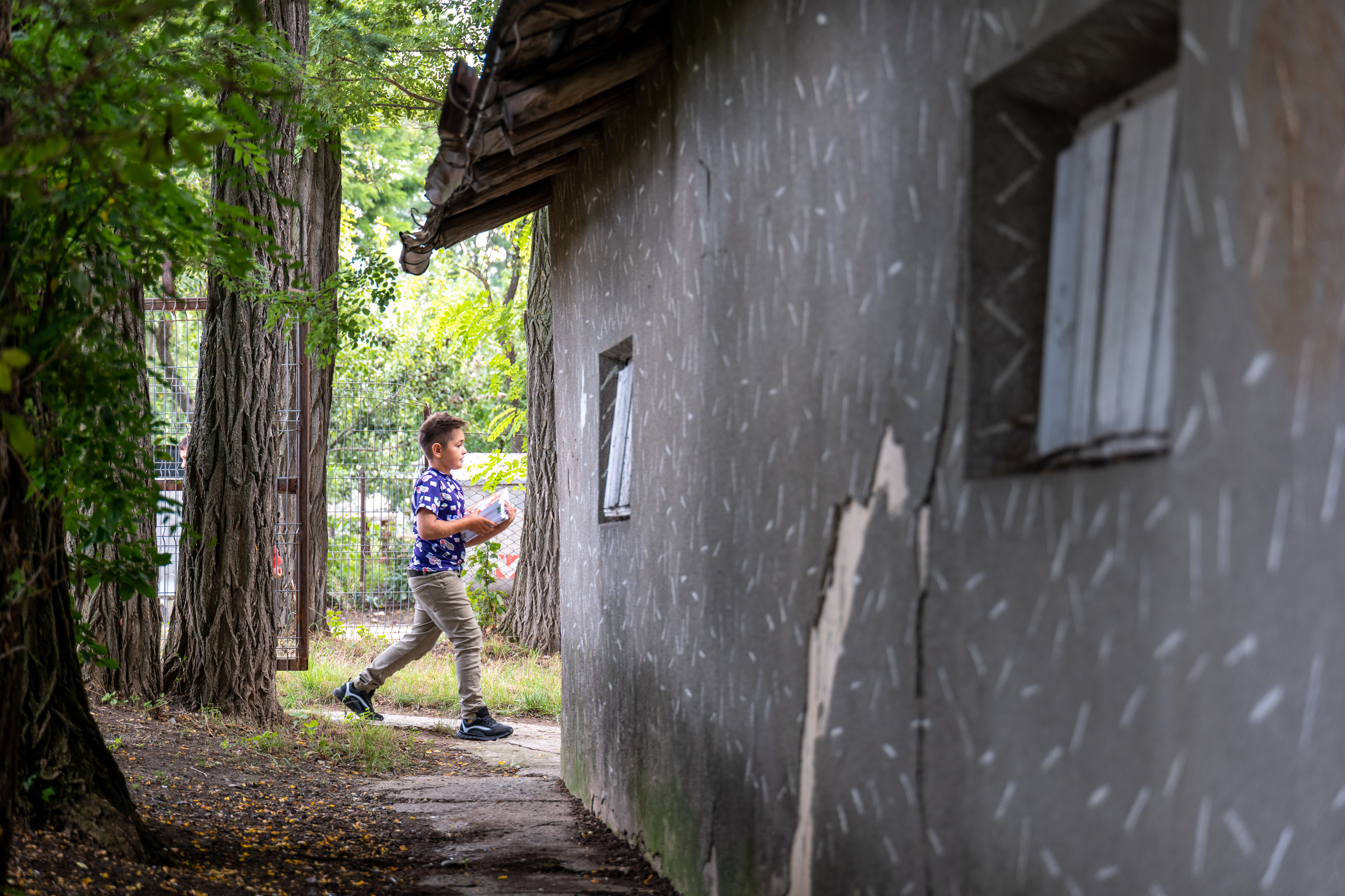 REPORTAJ. Cum a început anul școlar pentru elevii dintr-un sat din nordul Moldovei: romii învață în casă de chirpici, cu WC-ul în curte, românii, în școală cu toalete moderne