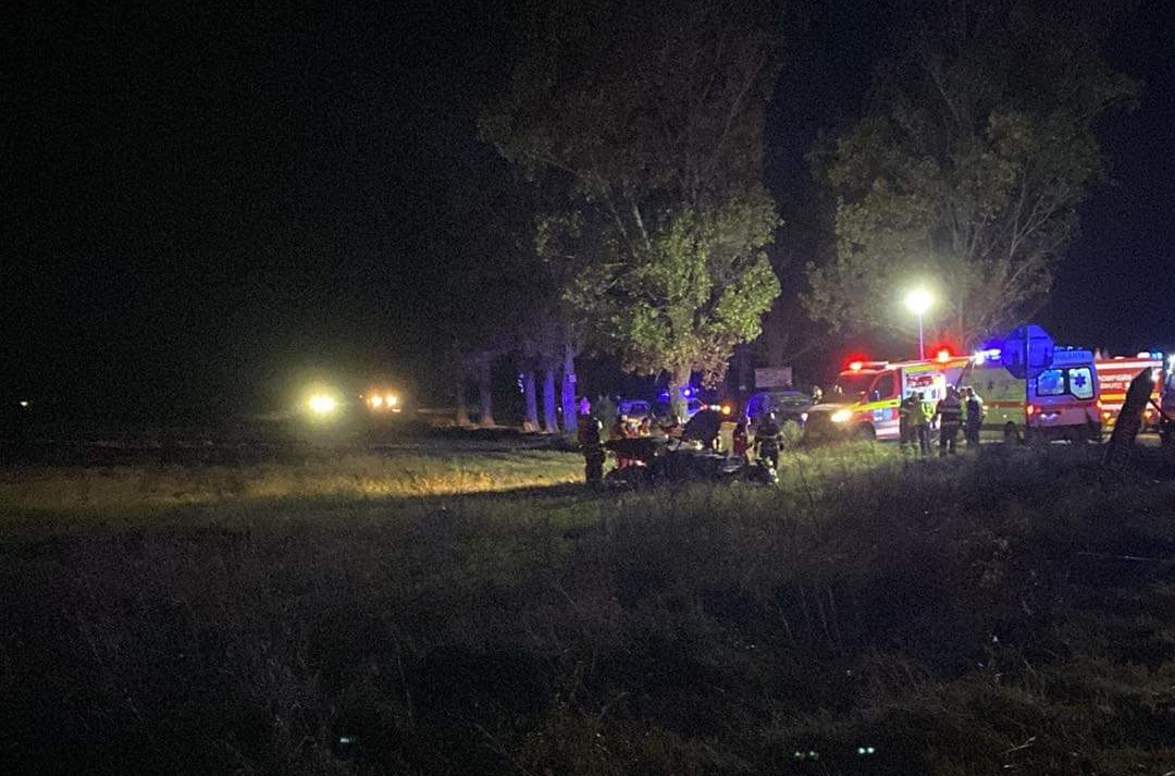 Mașină ruptă în două de un camion plin cu cartofi, în Prahova. Un tânăr de 25 de ani a murit pe loc