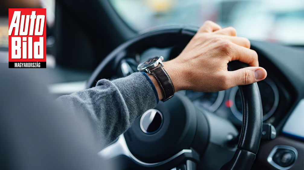Újraértelmeznék a vezetési élményt: gázpedál- és fék-funkcióval ellátott kormánykereket fejleszt a Stellantis