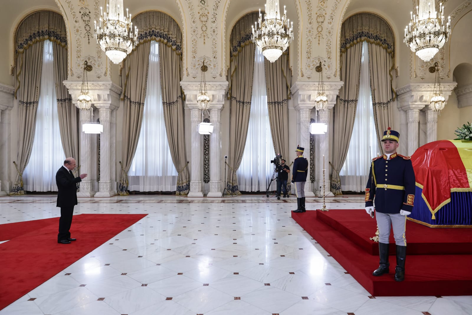 Funeralii de stat pentru Ion Iliescu. Ultimele omagii aduse în fața sicriului fostului președinte, în Sala Unirii, la Palatul Cotroceni