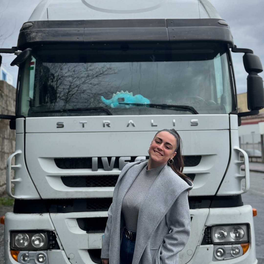 O tânără a renunțat la munca într-un depozit de fructe și s-a făcut șoferiță de TIR în Spania. Au convins-o camionagiii care descărcau mărfurile