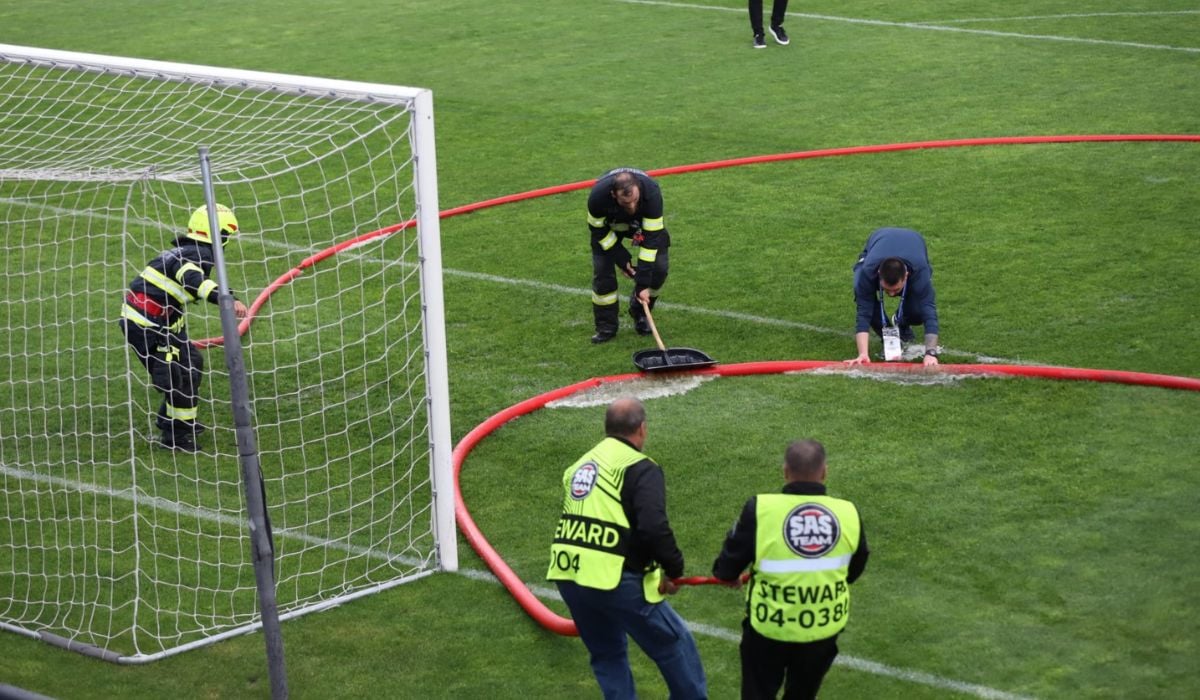 Meciul România - Cipru, în preliminariile CM de fotbal feminin, întrerupt din cauza furtunii din București
