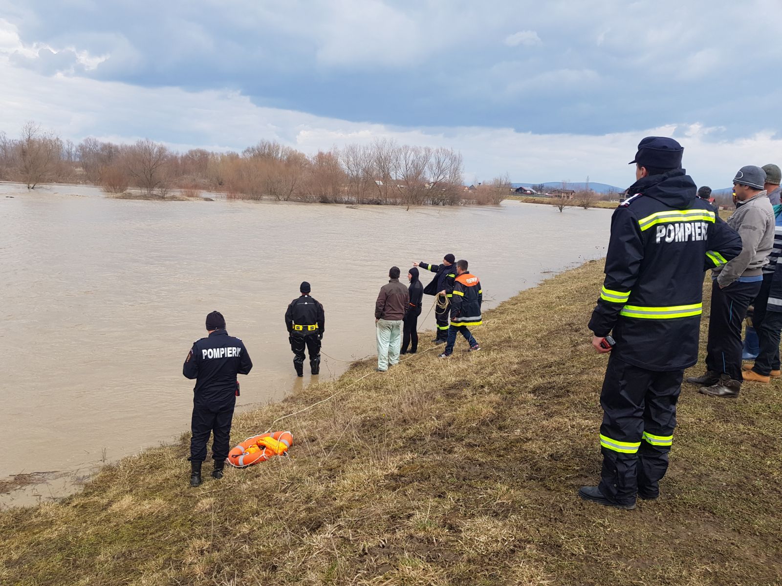 UPDATE: Două persoane sunt izolate pe o insuliță formată în urma revărsării apelor, în Brașov. Pompierii intervin să le salveze/ FOTO&VIDEO