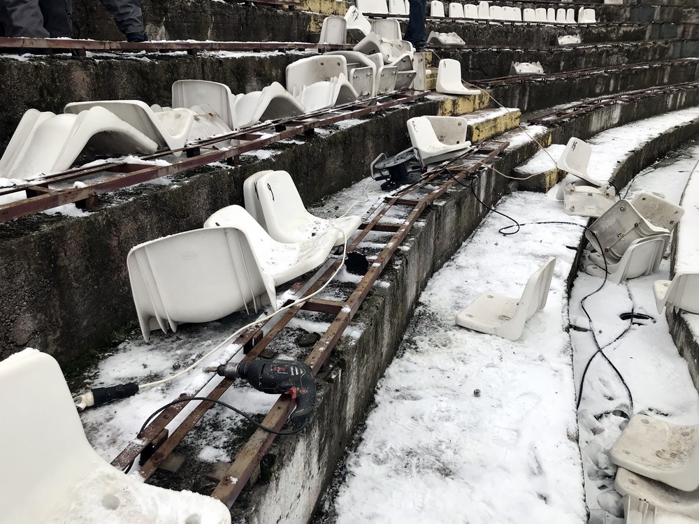 Taie Giuleștiul cu flexul! Stadionul a intrat în procesul de demolare, muncitorii lucrează de zor, iar primele scaune au fost scoase de pe arena de lângă podul Grant