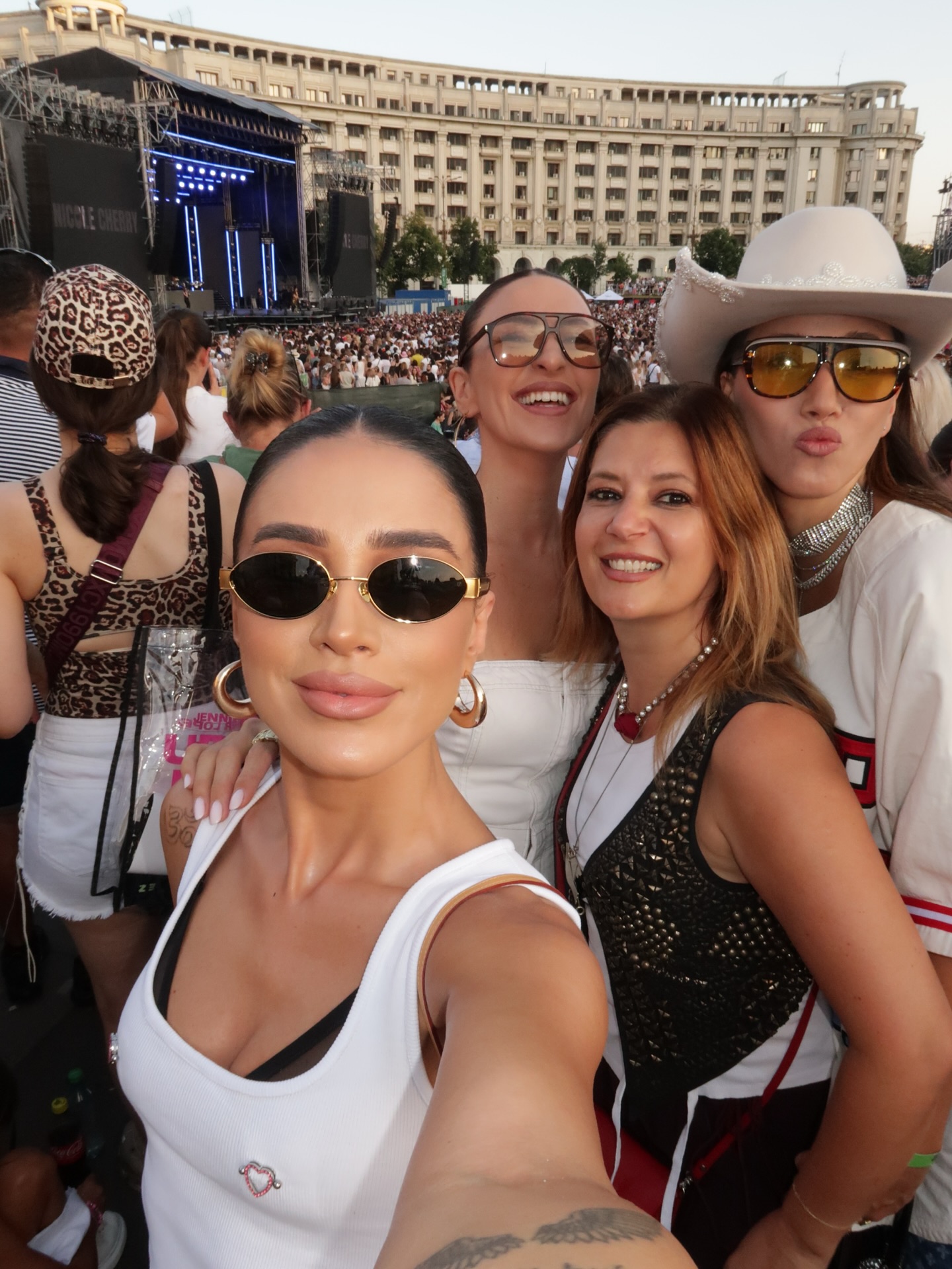 Adelina Pestrițu, criticată după ce a publicat o fotografie alături de Jennifer Lopez: „E fake…ai făcut poza asta cu inteligența artificială”. Răspunsul ei