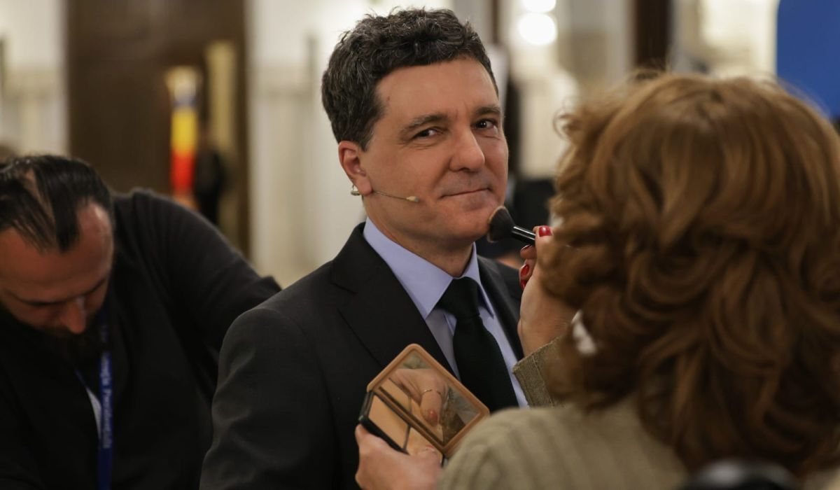 Imaginile nevăzute la dezbaterea electorală de la TVR, la care n-a vrut să vină George Simion. Ce carte citea Victor Ponta