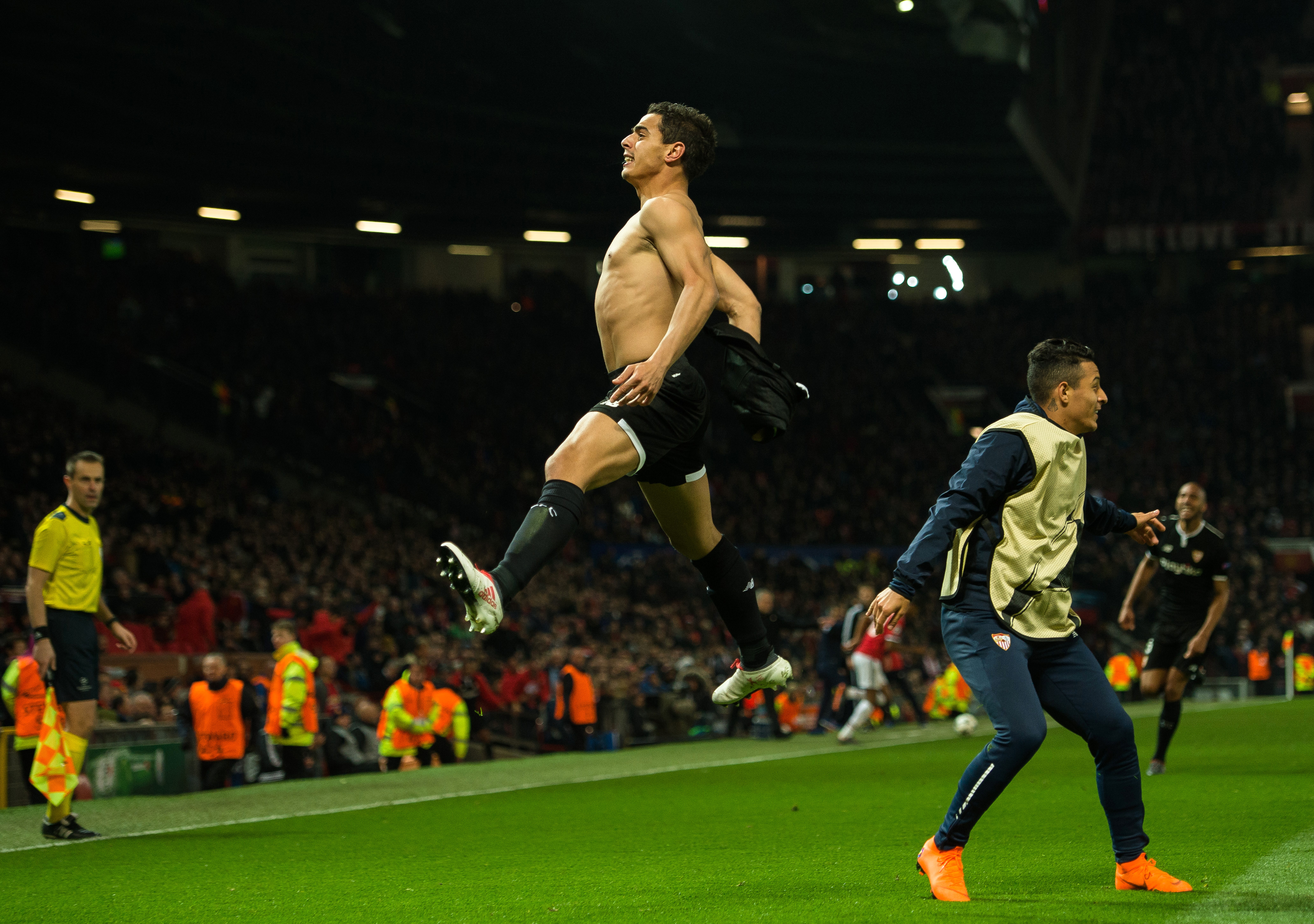 Manchester United, cel mai bogat club de fotbal din lume, eliminat din optimile Ligii Campionilor. Reacția lui Mou | GALERIE FOTO