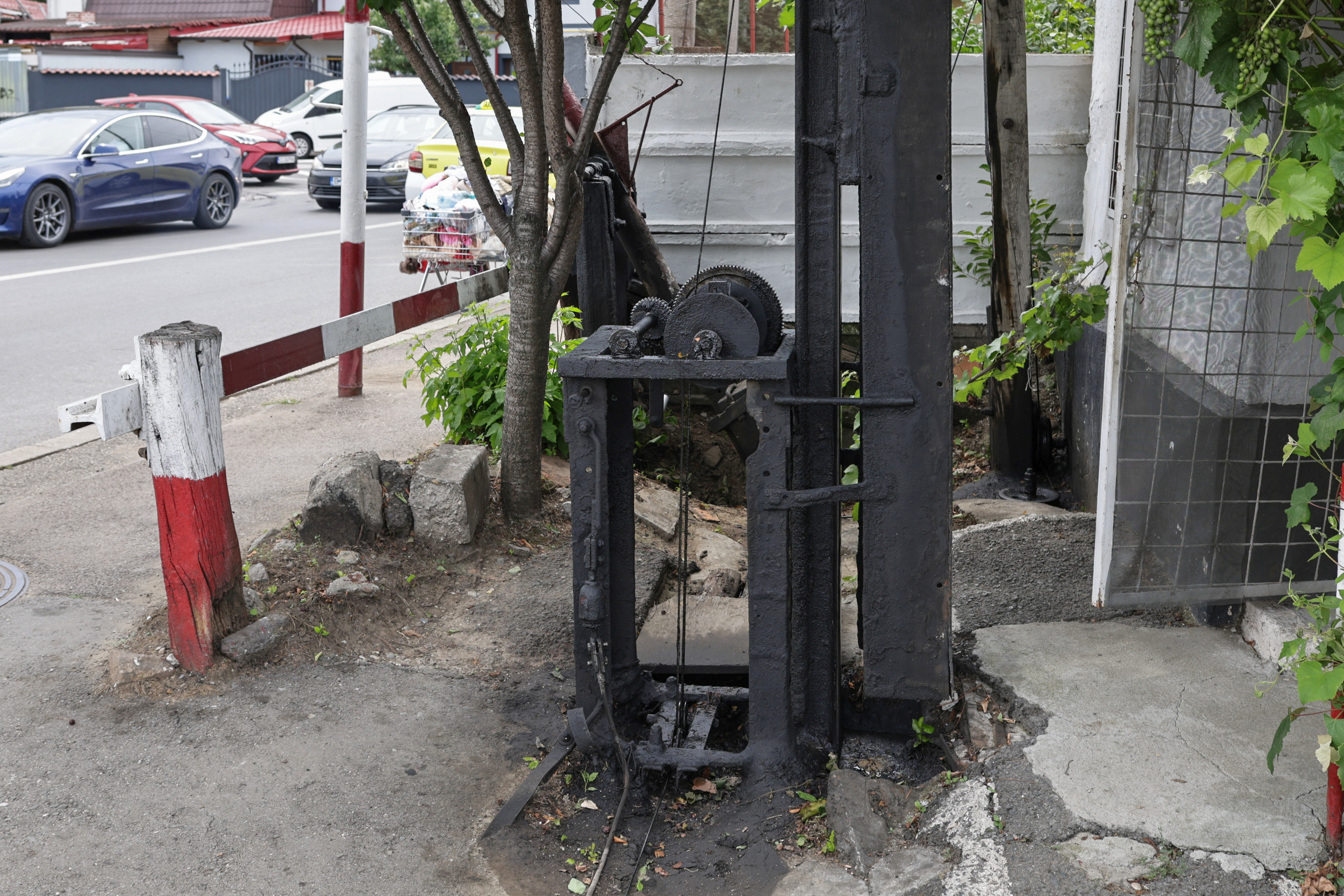 Femeia care ridică manual, de 36 de ani, o barieră de tren. Imaginea care spune tot despre infrastructura din România