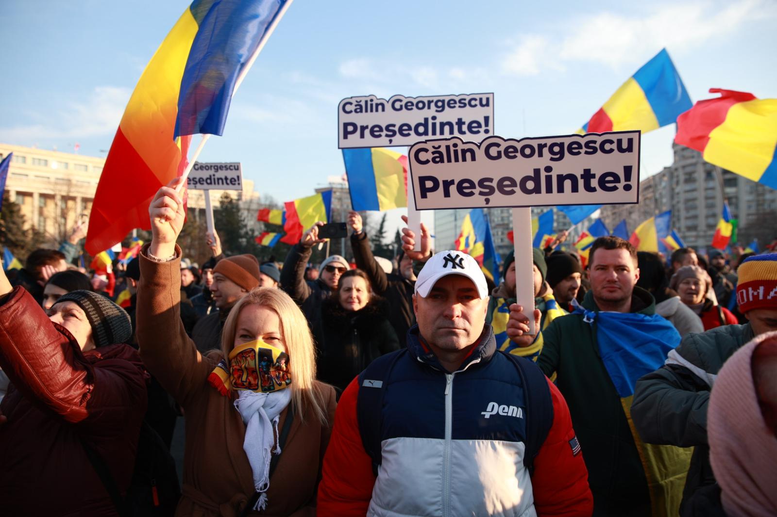 LIVE TEXT: Zeci de mii de oameni la protestul organizat de AUR în București. Mai mulți protestatari aveau asupra lor cuţite, bricege și substanţe interzise
