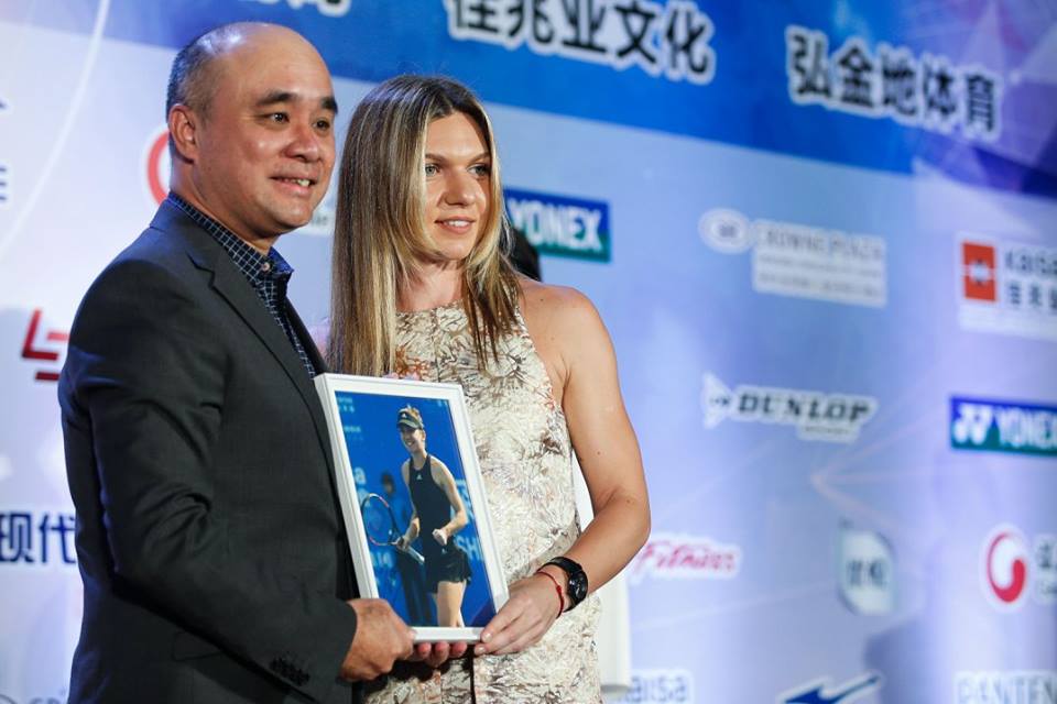 Aventura Simonei Halep la turneul de la Shenzhen în imagini. Afară a zâmbit, pe teren s-a chinuit / GALERIE FOTO & VIDEO