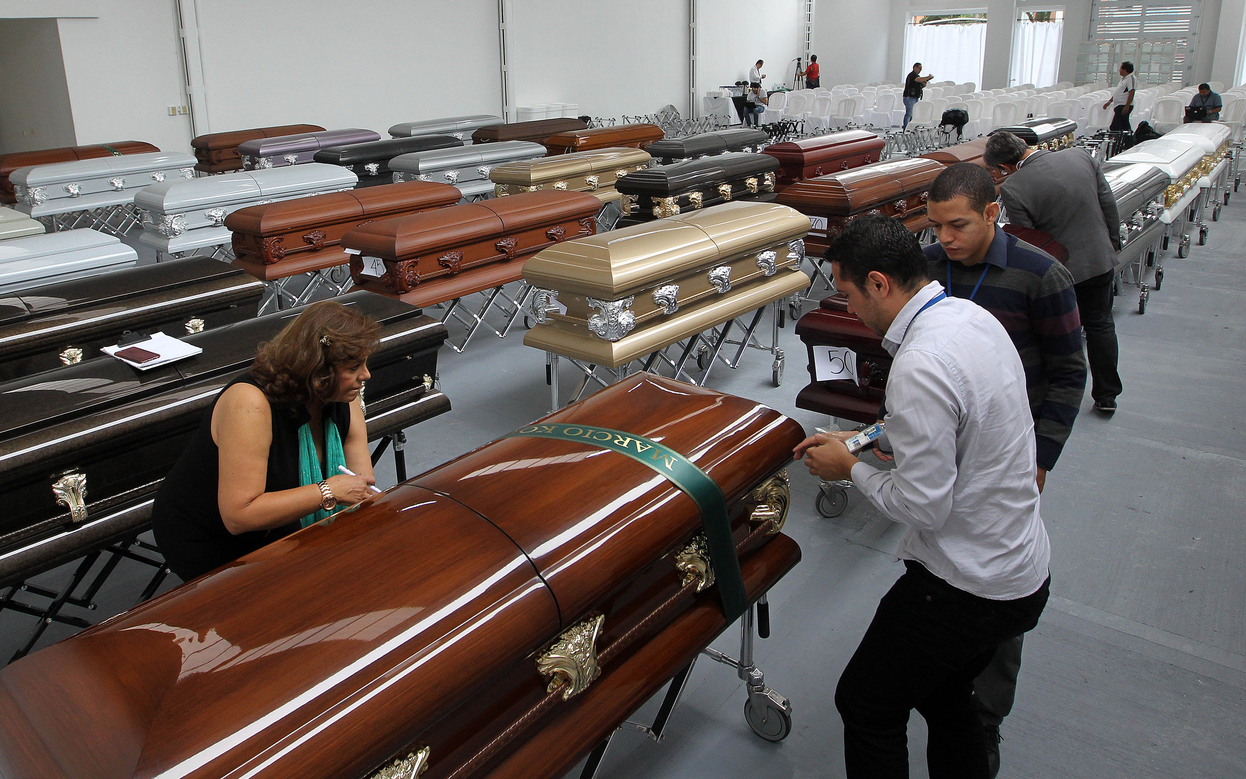 Avion prăbușit în Columbia. 150.000 de oameni i-au comemorat pe cei 71 de morți, printre care și aproape toți jucătorii de la Chapecoense | FOTO&VIDEO