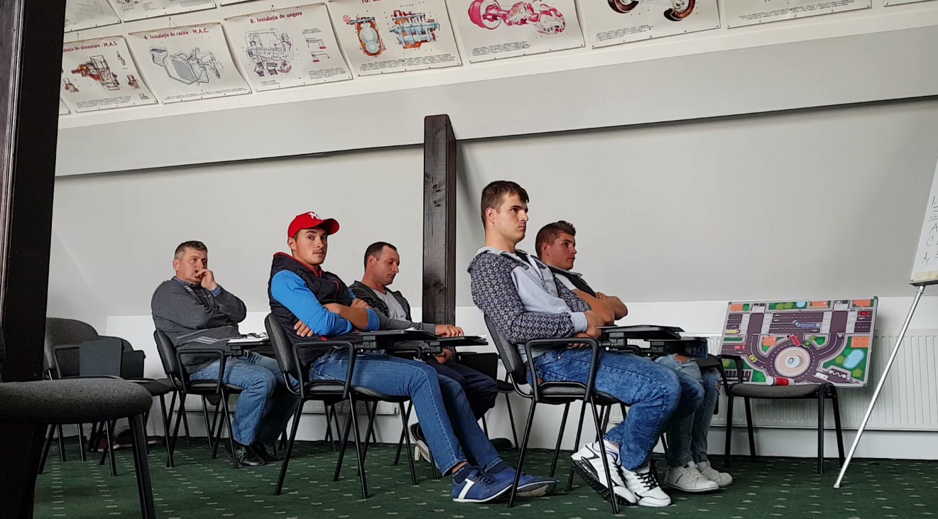 Un tractorist câștigă de trei ori mai mult decât un profesor cu vechime. Unde mai poți învăța să conduci tractorul
