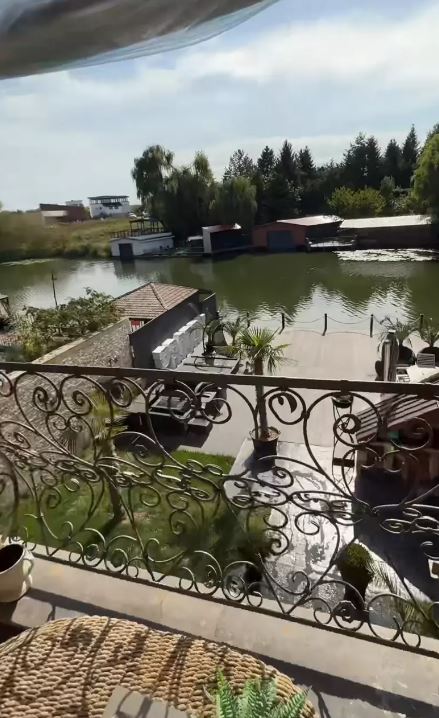 Imagini din vila cu 5 etaje a Anamariei Prodan. Vrea să își pună lift: „Arăbesc, turcesc, cum vreți voi, mie îmi place” VIDEO