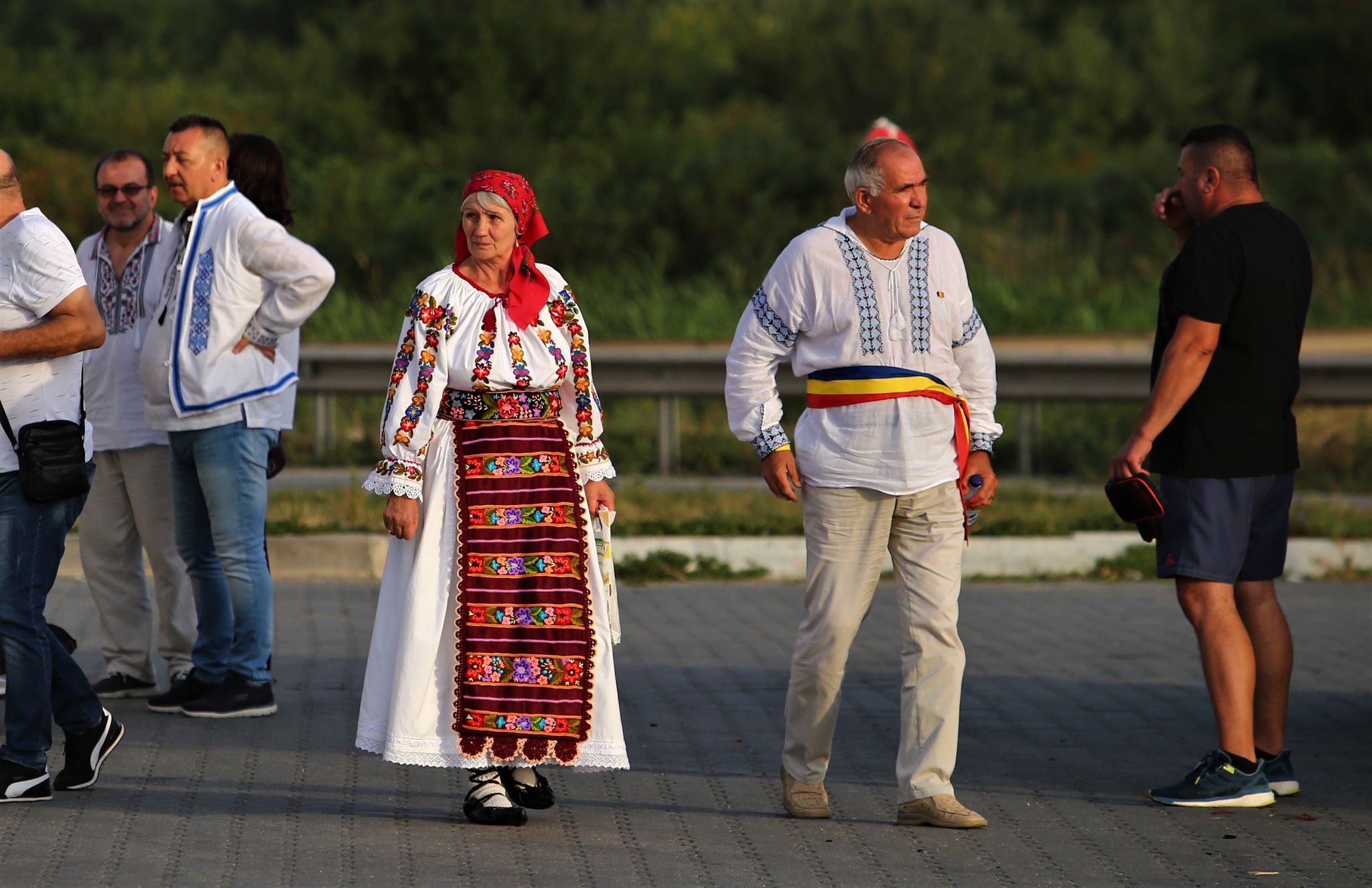 FOTO. Nunta lui George Simion, văzută de la fața locului. Câteva sute de oameni au rezistat în fața scenei, petrecerea a continuat până la 7 dimineața
