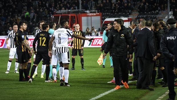 Alt scandal pentru Răzvan Lucescu. Derby-ul PAOK - AEK Atena a fost întrerupt cu câteva minute înainte de final / GALERIE FOTO&VIDEO